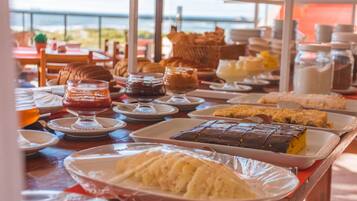 Café da manhã com buffet grátis todos os dias