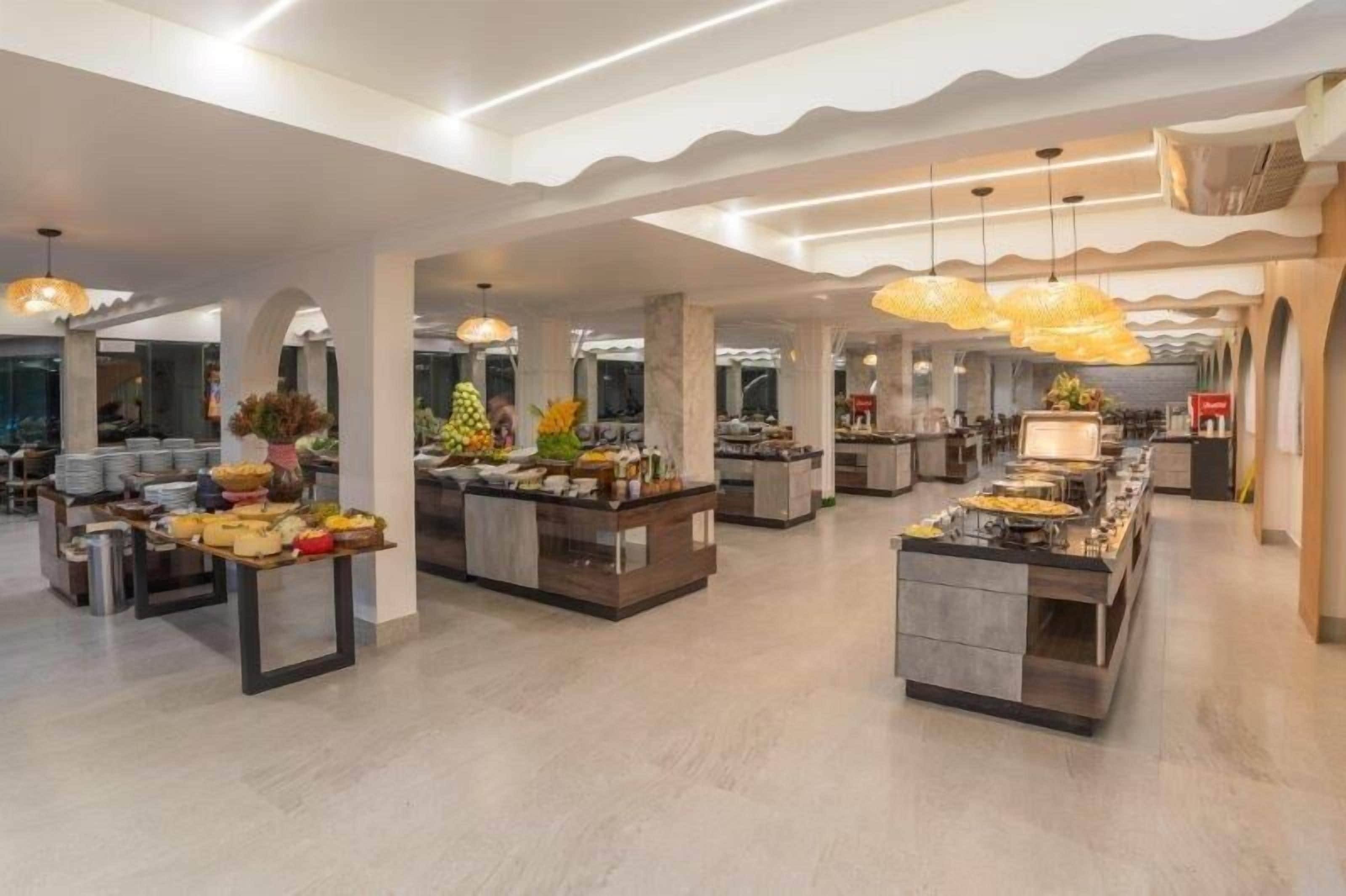 breakfast, lunch, dinner served; international cuisine