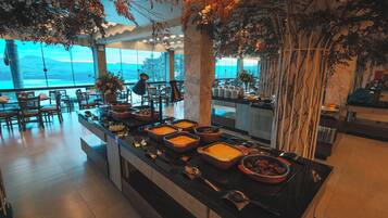 Ze serveren er ontbijt, lunch en diner