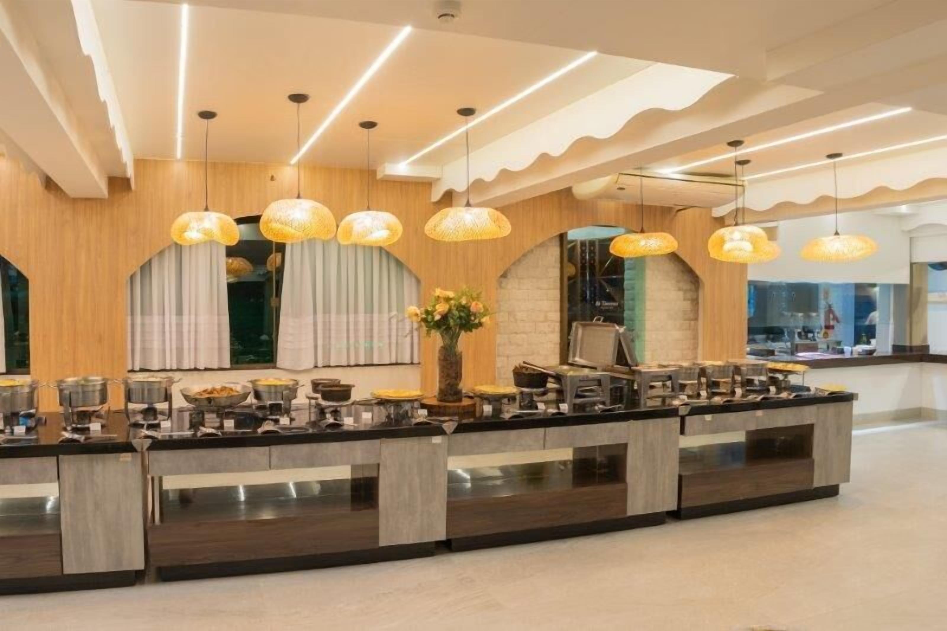 breakfast, lunch, dinner served; international cuisine