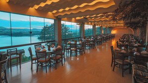 朝食、ランチ、ディナーに営業