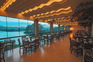 供应早餐、午餐和晚餐，国际美食