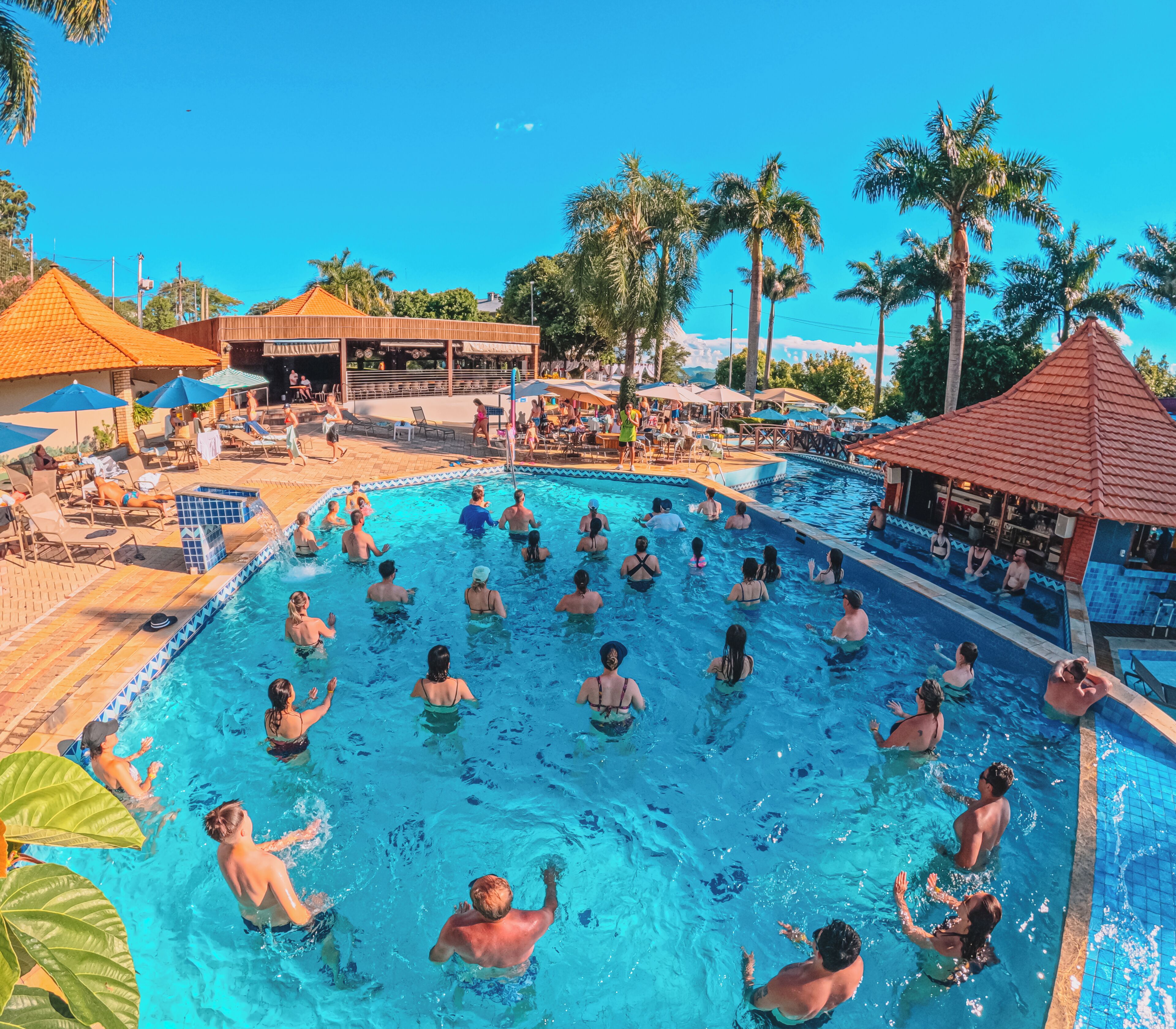 Una piscina techada, 5 piscinas al aire libre, sombrillas