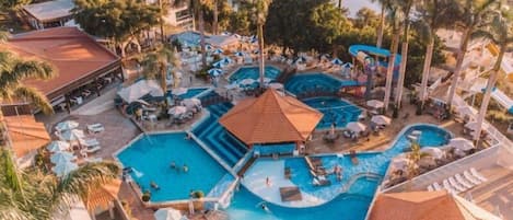 Piscina interna, 5 piscinas externas, guarda-sóis, espreguiçadeiras