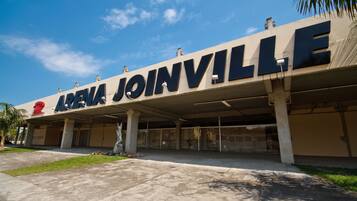 Arenas exteriör i Joinville, med en klarblå himmel i bakgrunden.