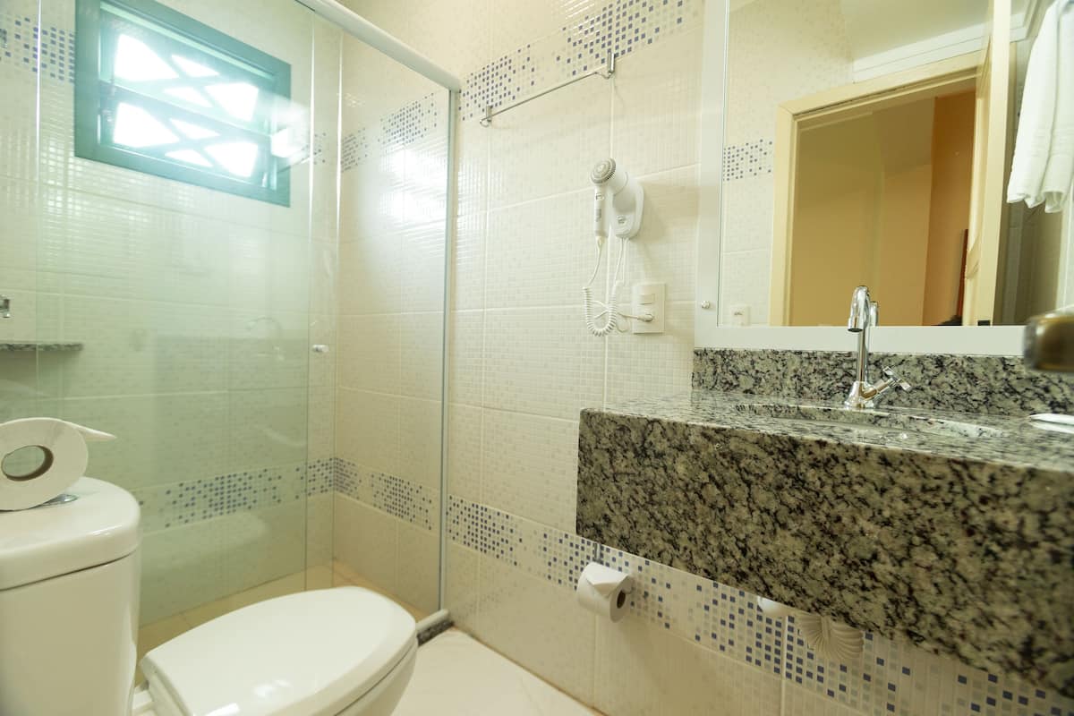 rainfall showerhead, hair dryer, towels