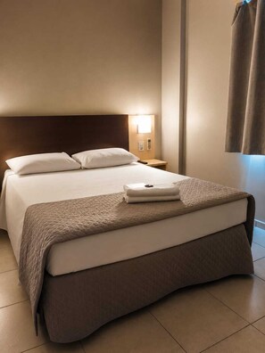 Escritorio, cortinas blackout, wifi gratis y ropa de cama 