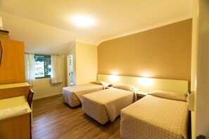 豪華三人房, 3 張單人床 | 書桌、遮光布/窗簾、免費無線上網、床單