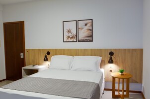 Quarto casal ou duplo superior, vista para o mar | Frigobar, cortinas blackout, Wi-Fi de cortesia, roupa de cama