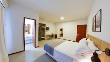 Habitació doble o amb dos llits individuals superior, vistes al mar | Minibar, cortines opaques, wifi gratuïta i roba de llit