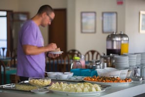 Free daily continental breakfast - Flipper Hotel (Laguna)
