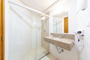 Familiekamer | Badkamer | Een douche, gratis toiletartikelen, een haardroger, handdoeken