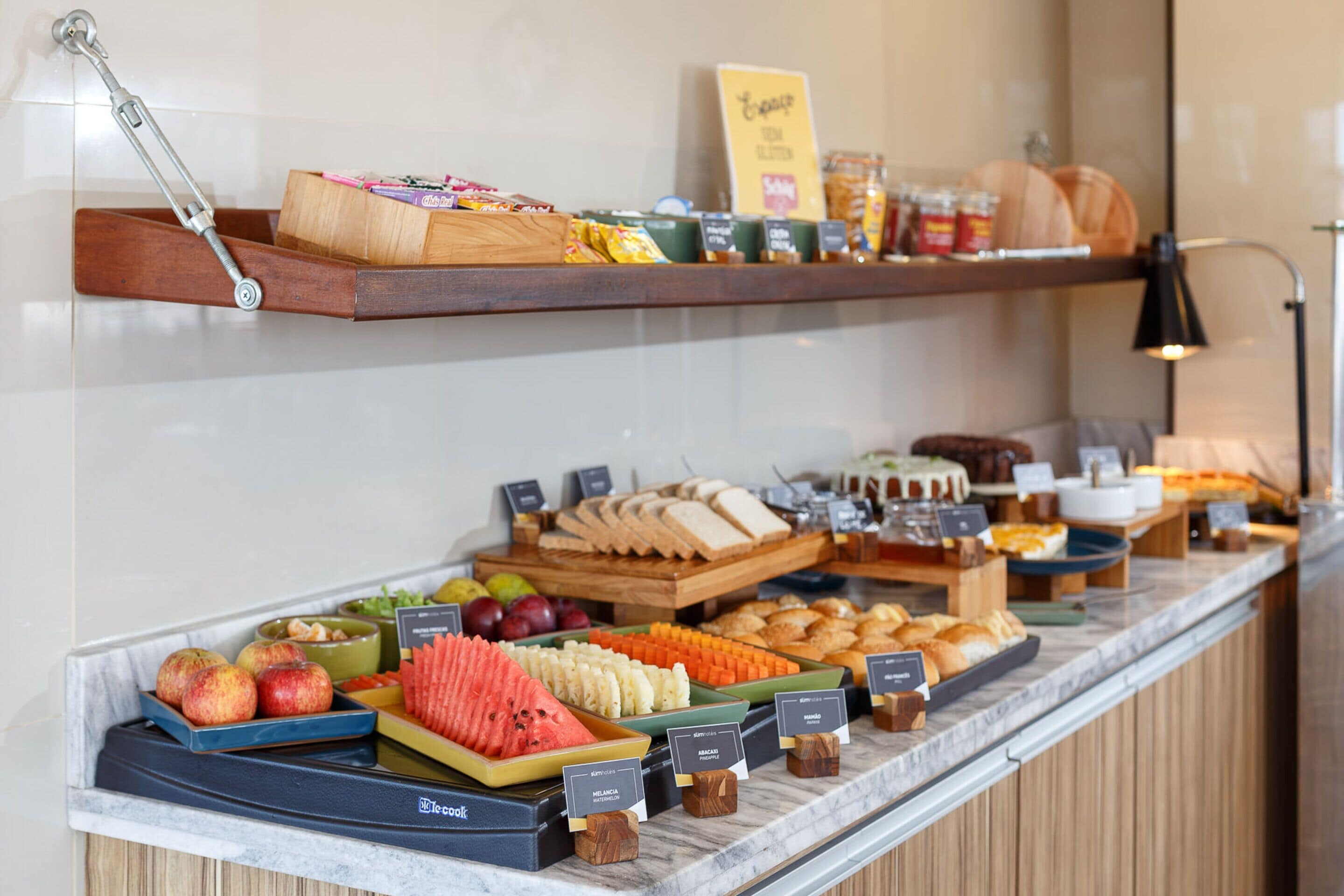 Café da manhã com buffet grátis todos os dias