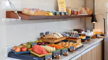Café da manhã com buffet grátis todos os dias