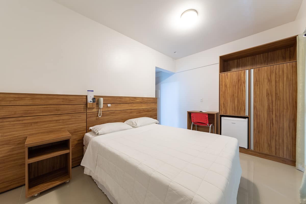 1 habitación, minibar, escritorio y cortinas blackout