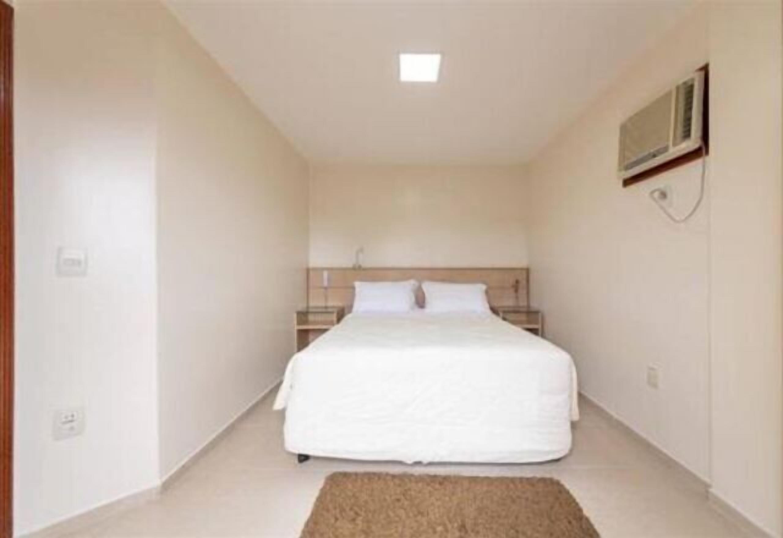 Minibar, bureau, rideaux occultants, fer et planche à repasser