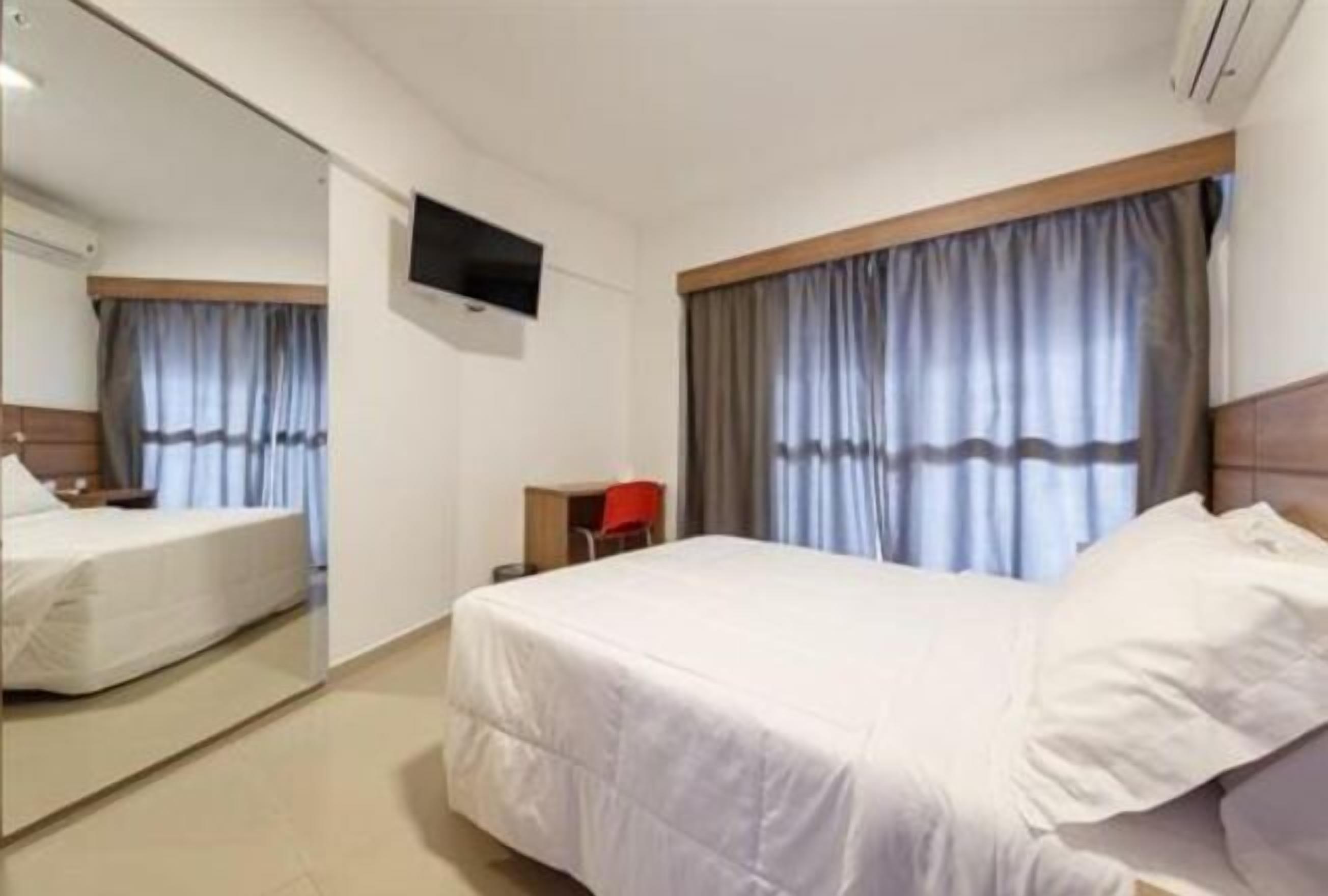 Minibar, bureau, rideaux occultants, fer et planche à repasser