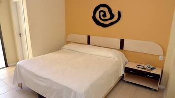 Cortinas blackout, Wi-Fi de cortesia, roupa de cama