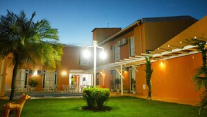 A courtyard with a covered seating area, outdoor lighting, and potted plants. - Hotel Terra do Sol (Aracaju)
