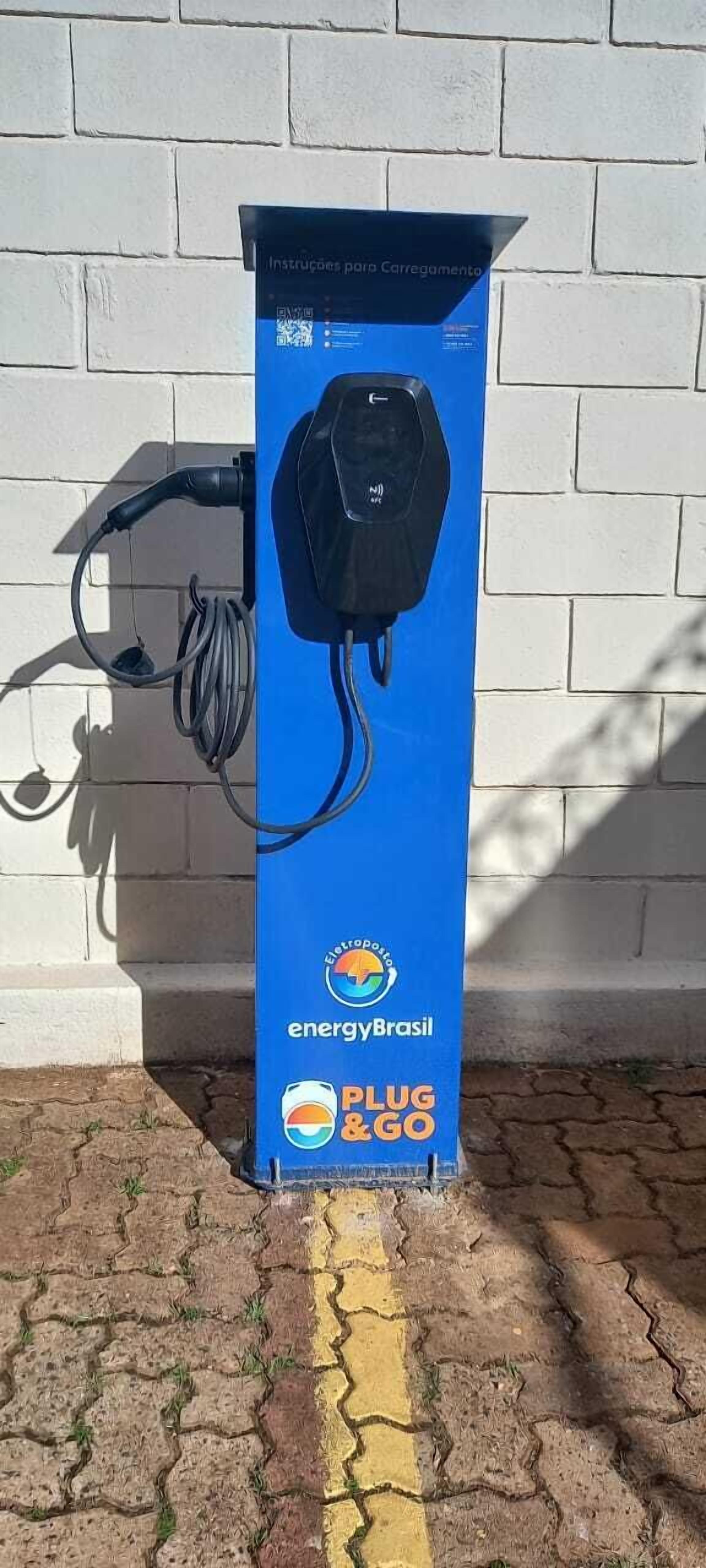 A blue electric vehicle charging station with a plug and cable, labeled 'energyBrasil' and 'Plug 2.5GO'.