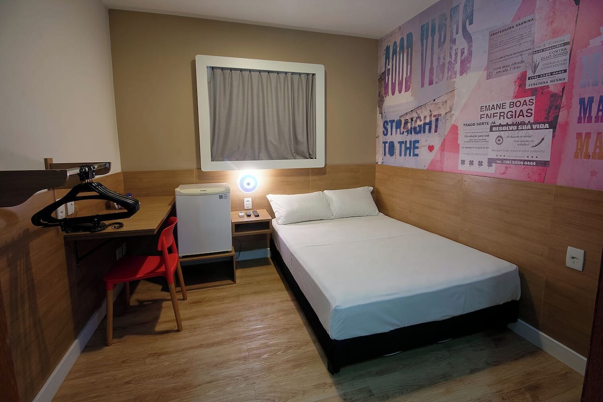 Standard double PNE | Minibar, una scrivania, tende oscuranti, ferro/asse da stiro