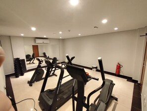 A gym with treadmills, stationary bikes, and a mirrored wall. - Golden Tower Express Araraquara by Fênix Hotéis (Araraquara)