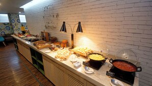 Ein Buffet mit verschiedenen Speisen und einer Suppe in einem Behälter.