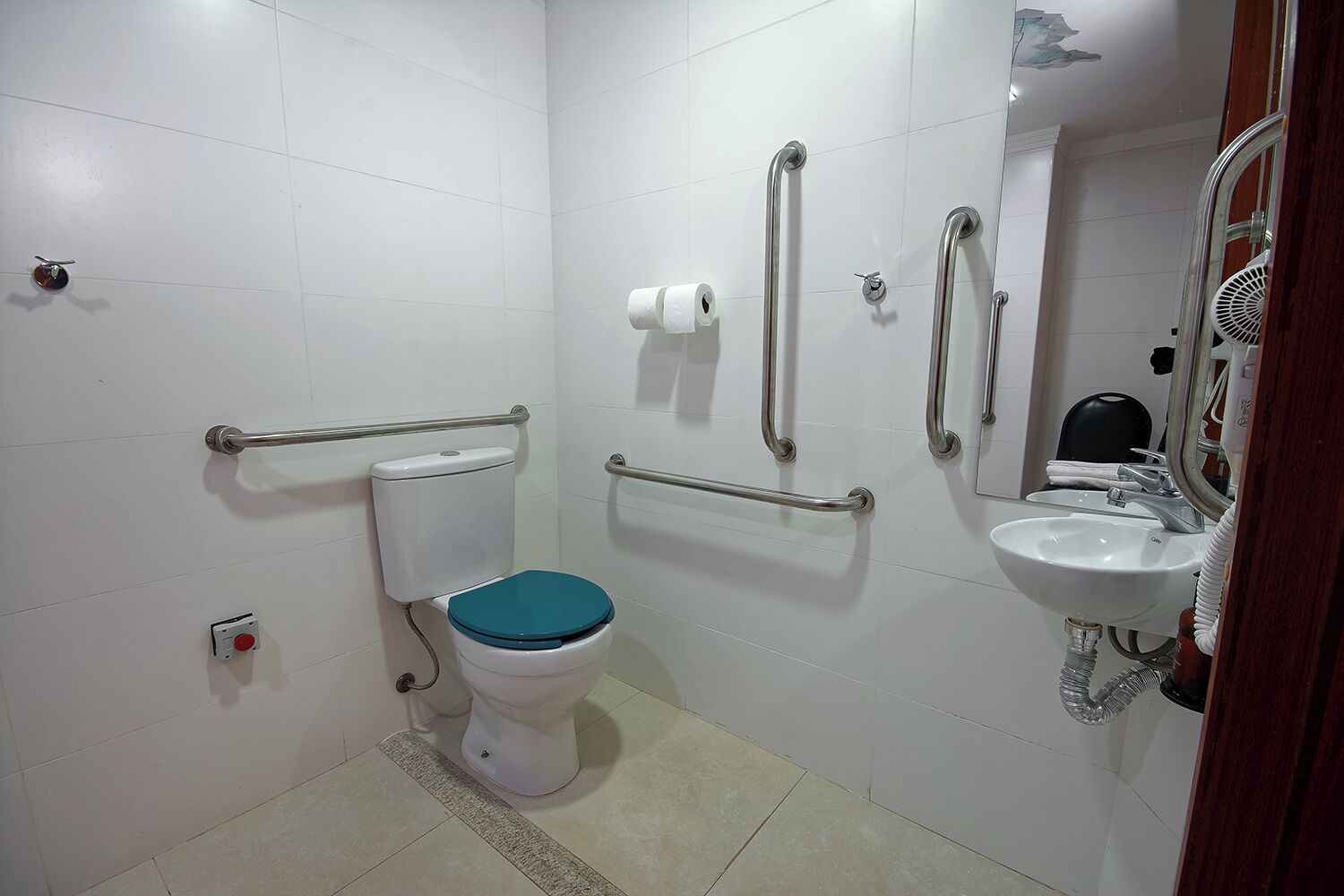 standard double pne | bathroom | free toiletries, towels