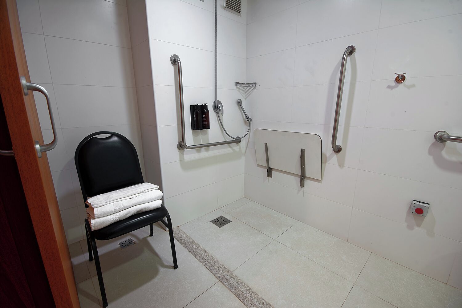 standard double pne | bathroom | free toiletries, towels