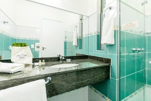 Buồng tắm vòi sen, đồ dùng nhà tắm miễn phí, máy sấy tóc, khăn tắm