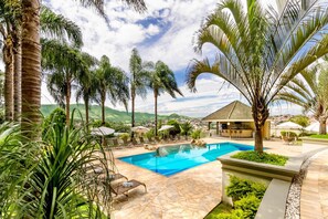 Hồ bơi ngoài trời, ghế dài tắm nắng