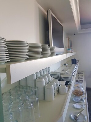 Kylskåp och grytor/köksredskap