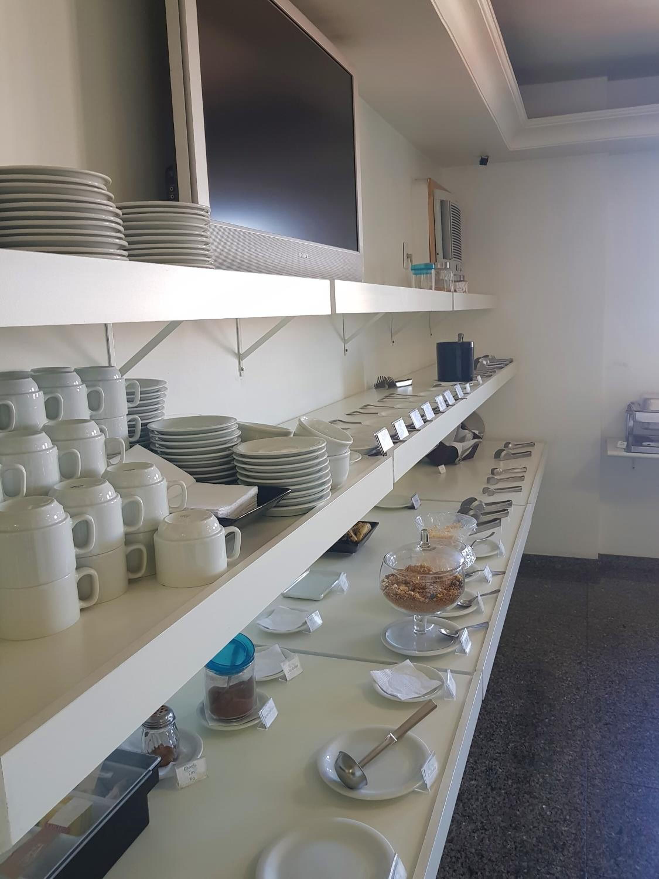 Geladeira, talheres/pratos/utensílios de cozinha