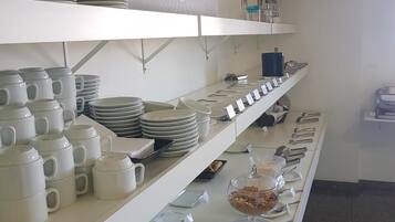 Geladeira, talheres/pratos/utensílios de cozinha
