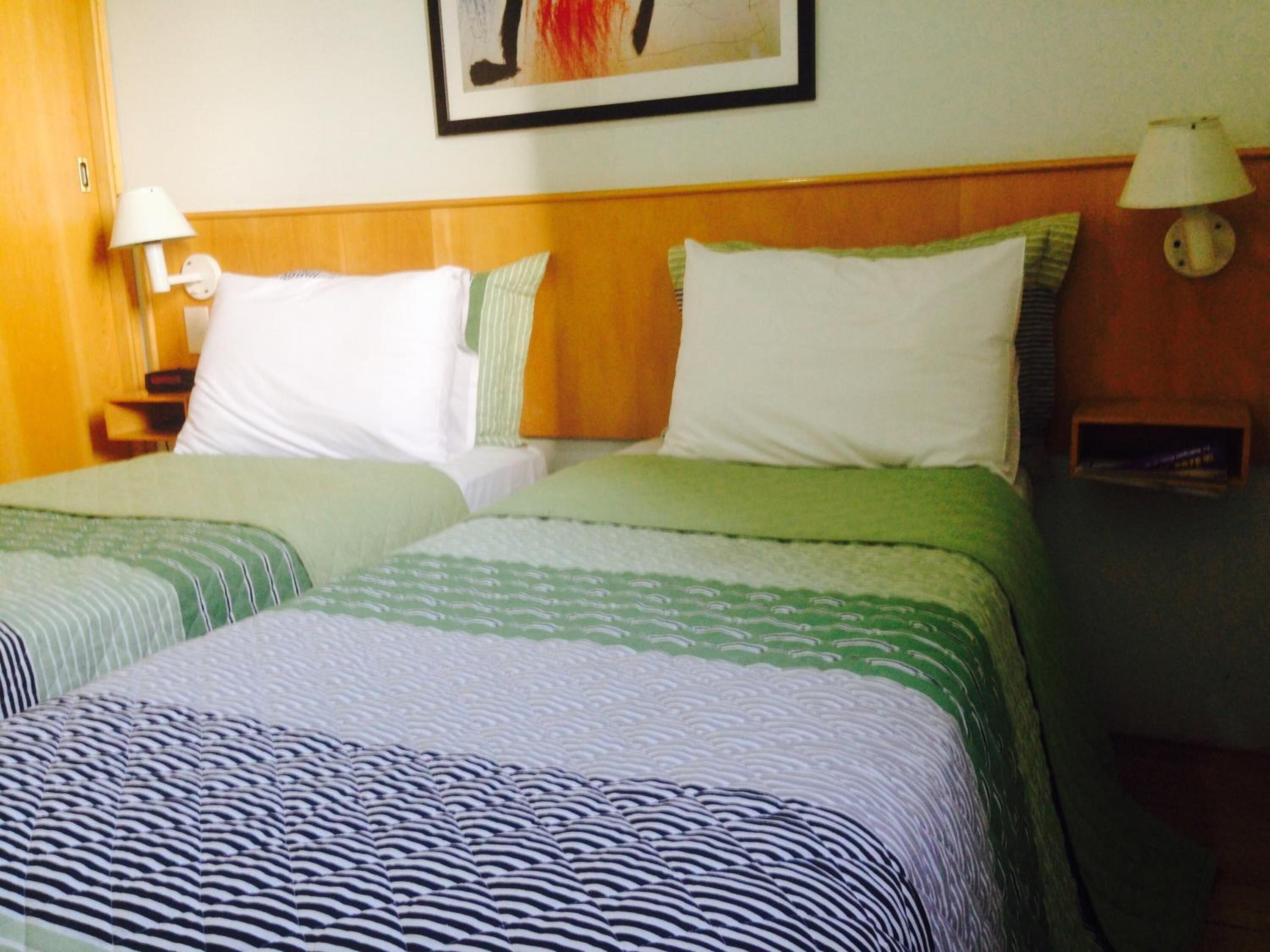 Escritorio, wifi gratis, ropa de cama