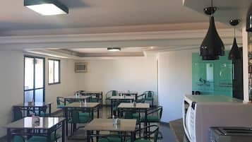 Café da manhã com buffet grátis todos os dias