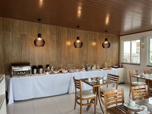 Free daily buffet breakfast - The Green Ecologic Hotel (Guarujá)