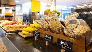A breakfast buffet with various food items including cereal, granola, and fruits. - Hotel Cassino Tower Piracicaba By Nacional Inn (Piracicaba)