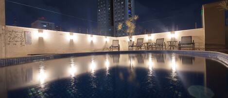 Piscine extérieure, chaises longues