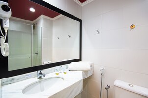 Habitación básica doble, 1 cama doble | Baño | Ducha, secador de pelo y toallas