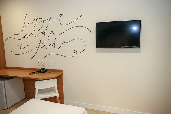 Minibar, bureau, espace de travail pour ordinateur portable