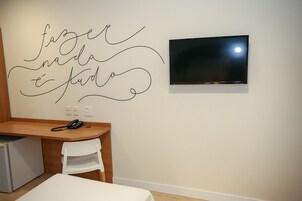 Minibar, escritorio y espacio para trabajar con laptop 