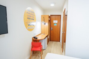 Minibar, escritorio y espacio para trabajar con laptop 