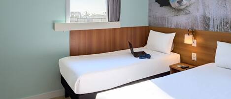 Zweibettzimmer, 2 Einzelbetten | Minibar, Schreibtisch, laptopgeeigneter Arbeitsplatz