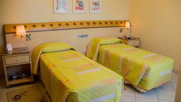 Frigobar, cofres nos quartos, escrivaninha, cortinas blackout