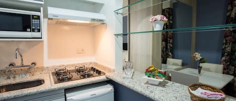 Refrigerador, microondas, placa de cocina, utensilios de cocina