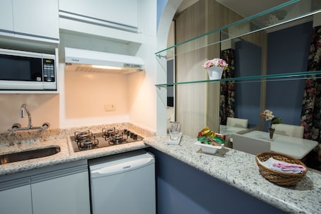 Refrigerador, microondas, placa de cocina, utensilios de cocina