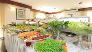 A buffet with various food options including salads, meats, and vegetables. - Paulista Flat (São Paulo)
