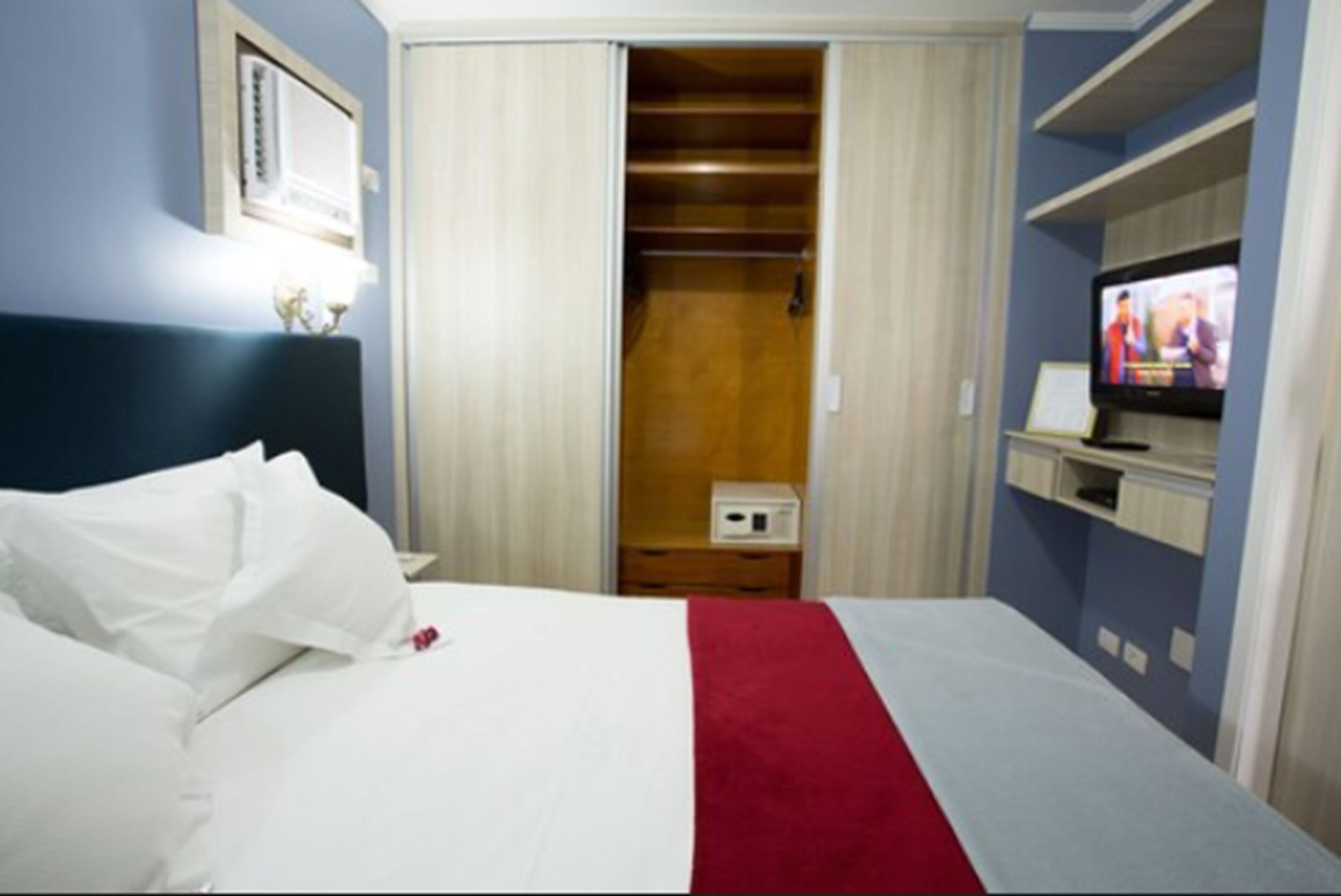 Minibar, safe på rommet, blendingsgardiner og strykejern/-brett