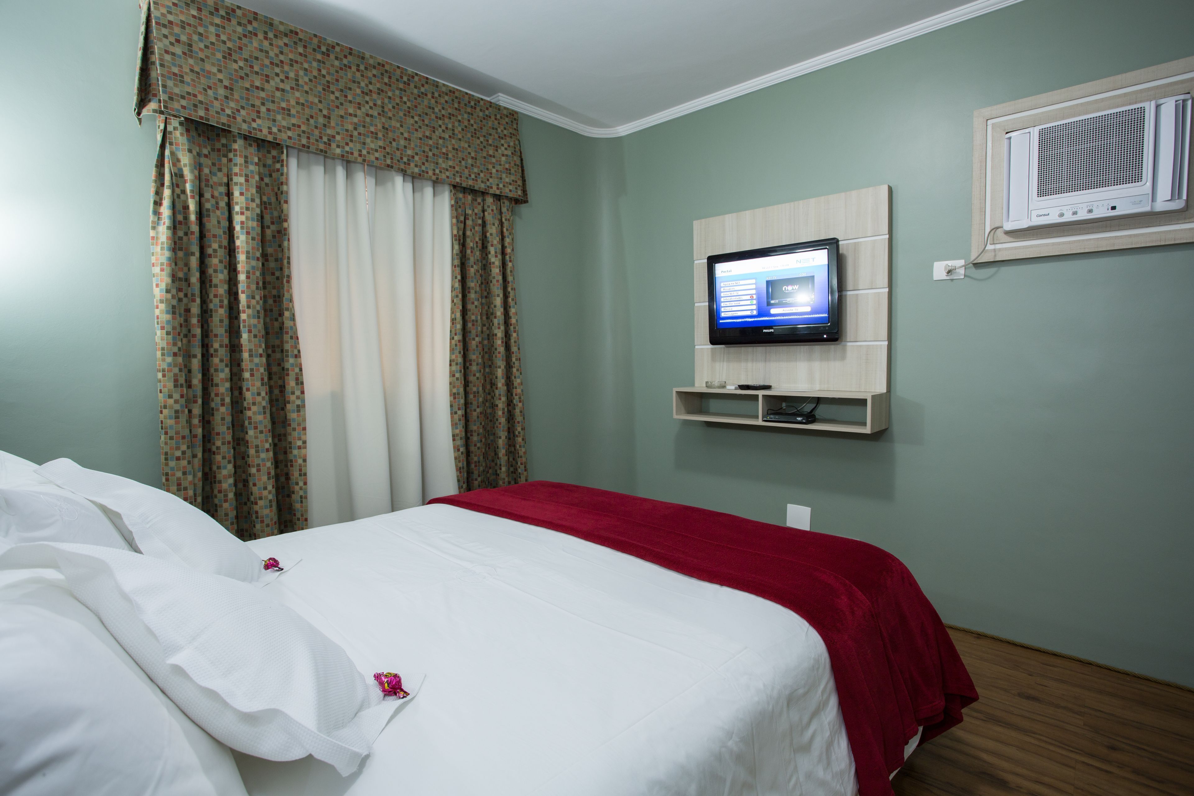 Minibar, safe på rommet, blendingsgardiner og strykejern/-brett